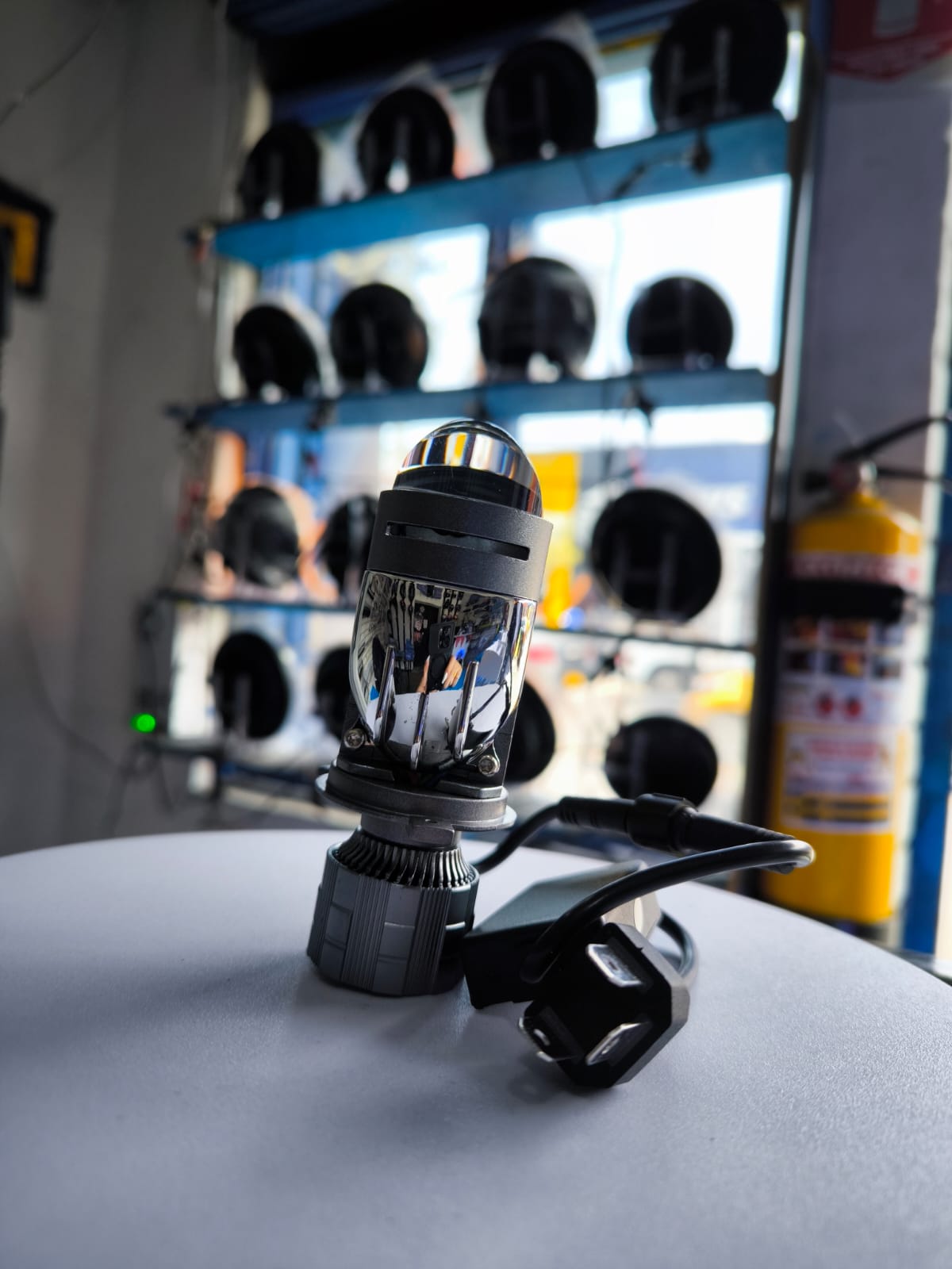 Miniatura 3 de Par Bombillos Bifocal (M011X-H4 WY)